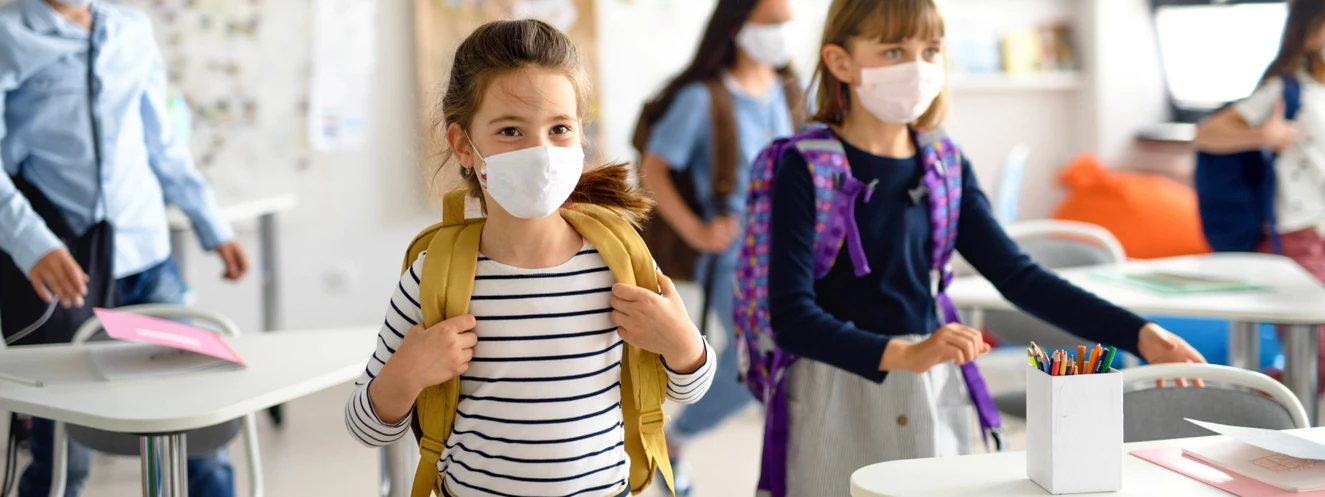 Menschen mit Masken