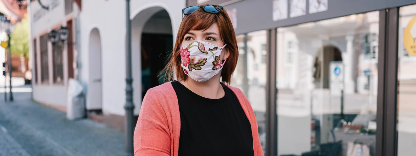 Menschen mit Masken