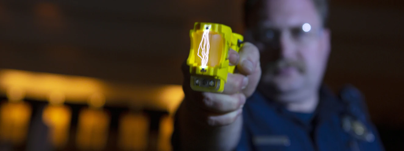 Ein Polizist mit einem Taser