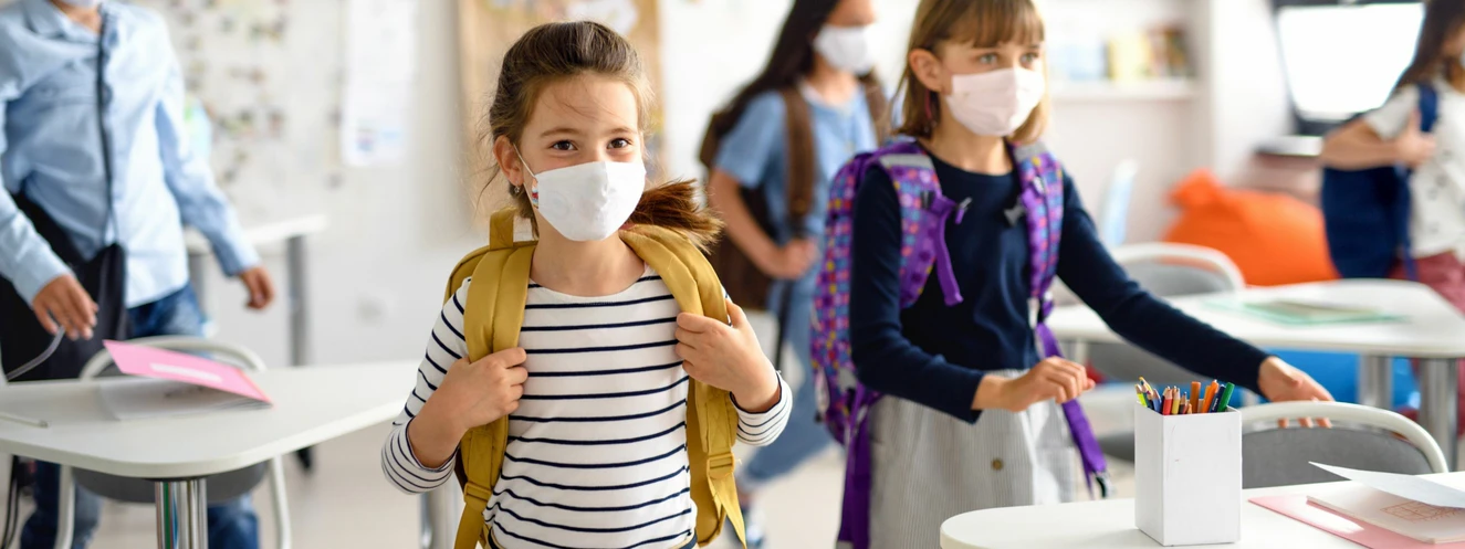 Menschen mit Masken