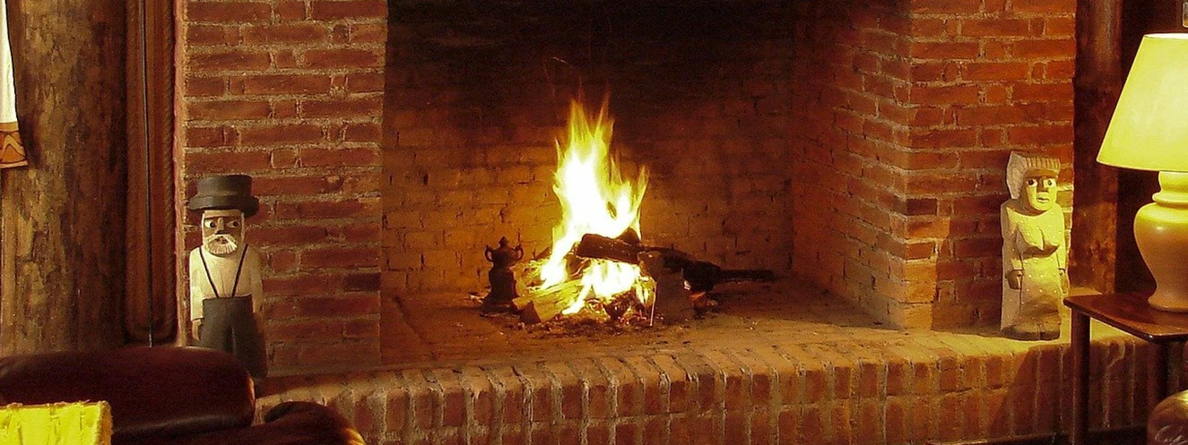 Ein Feuer brennt in einem offenen Kamin