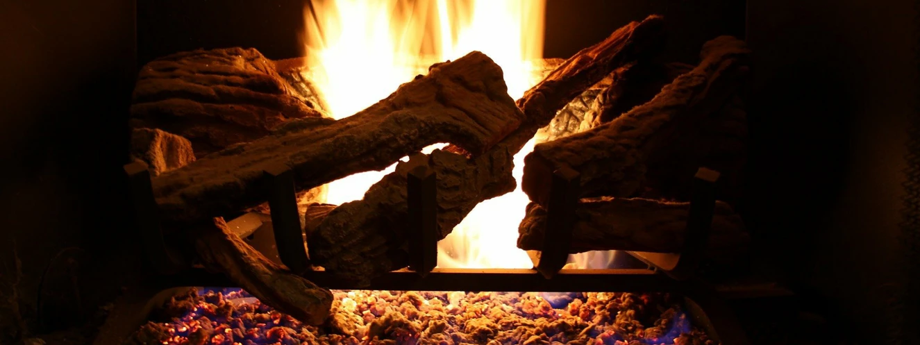 Ein Feuer brennt in einem offenen Kamin