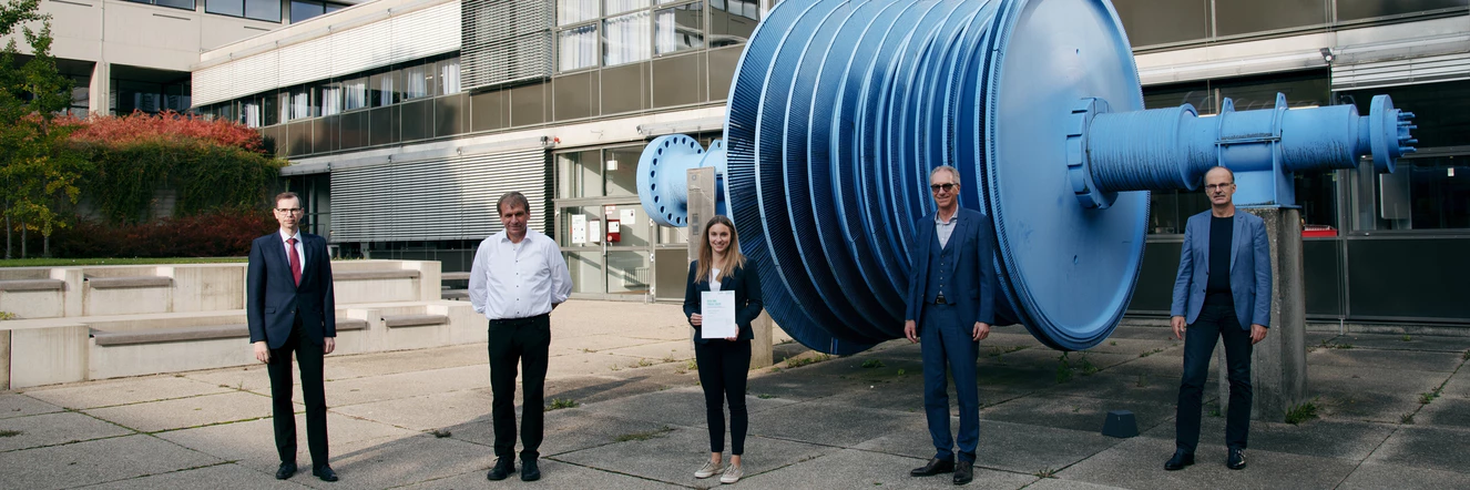 Coronakonforme Preisverleihung im kleinen Kreis: IWLPreisträgerin Tami von Broich (Mitte) mit Prof. Dr. Sven Völker, Prorektor für Studium und Lehre, Professor Dr. Norbert Bartneck, Betreuer, Ralph Ehmann (Vorstand IWL AG) und Prof. Dr. Volker Reuter, Rektor der THU, im Innenhof des Campus Prittwitzstraße. (Von links nach rechts). — © THU