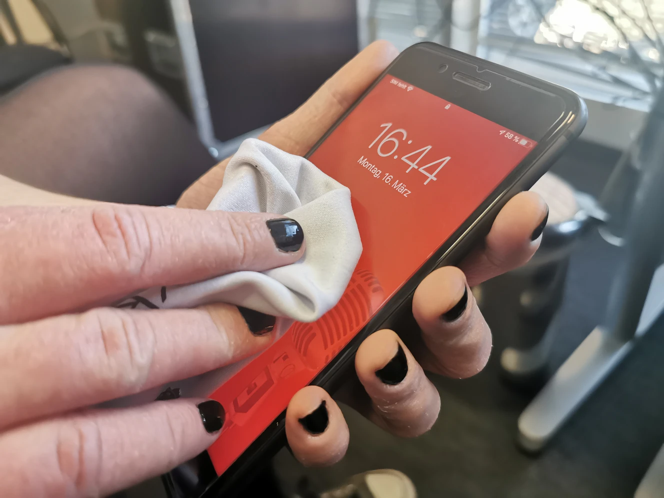 So reinigt ihr euer Handy