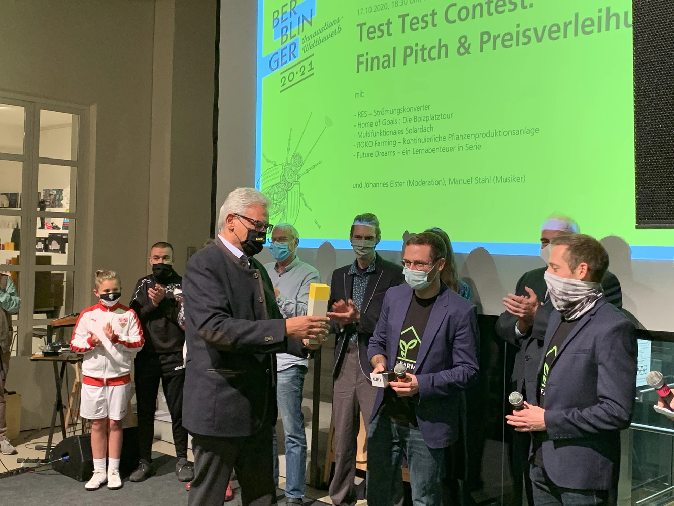 Oberbürgermeister Gunter Czisch verleiht den 1. Berblinger Innovationspreis der Stadt Ulm an Philip und Sascha Rose mit dem Projekt Roko-Farming — © Stadt Ulm, Kulturabteilung