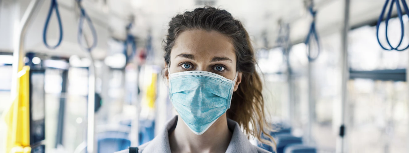 Menschen mit Masken im Alltag