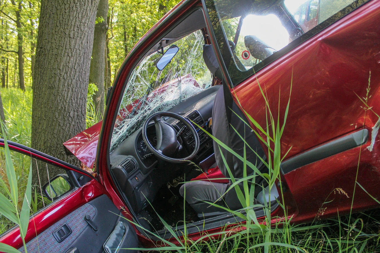 Ein Auto prallt gegen einen Baum