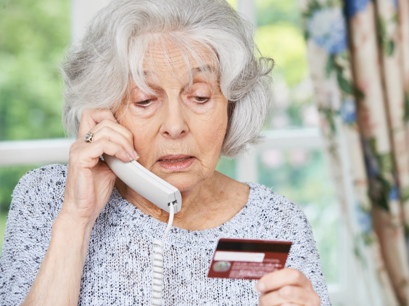 Eine alte Frau am Telefon