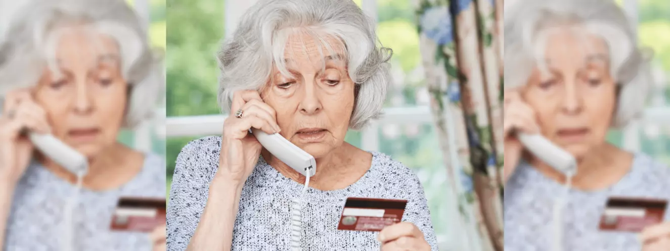 Eine alte Frau am Telefon