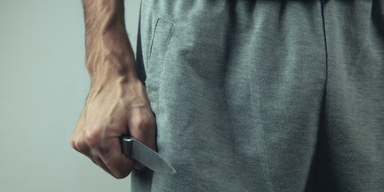 Ein Mann mit einem Messer in der Hand