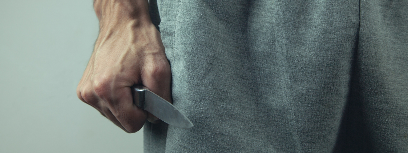 Ein Mann mit einem Messer in der Hand