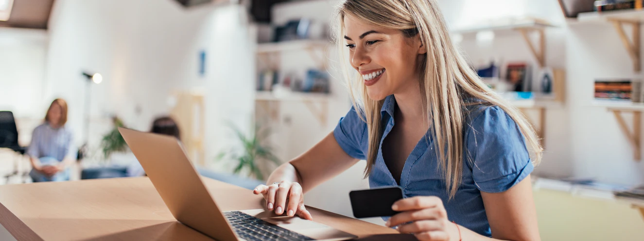 Eine Frau kauft an ihrem Laptop ein