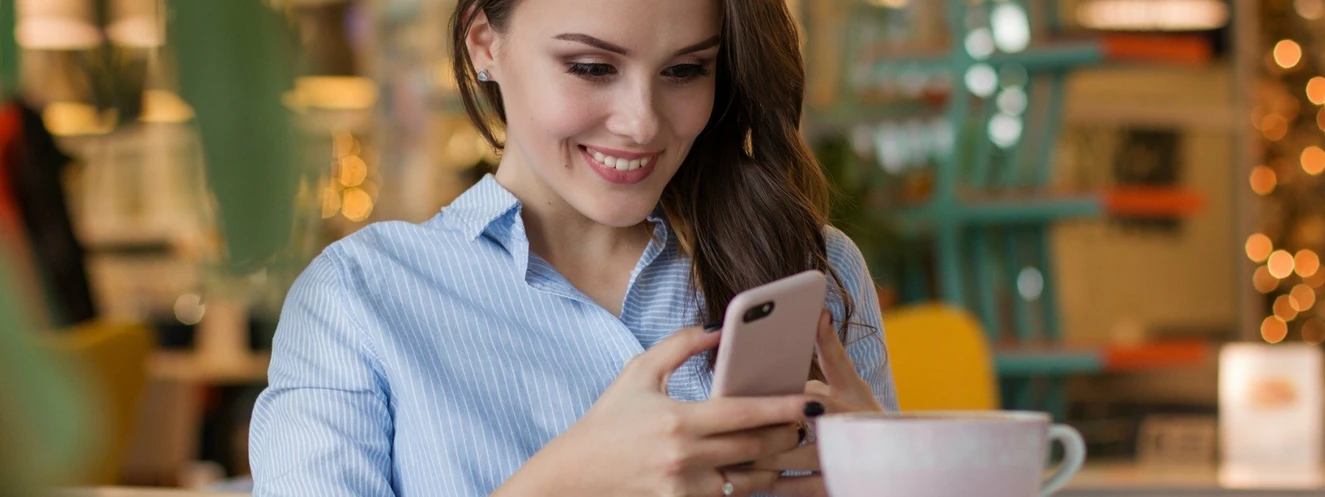 Eine Frau an ihrem Handy