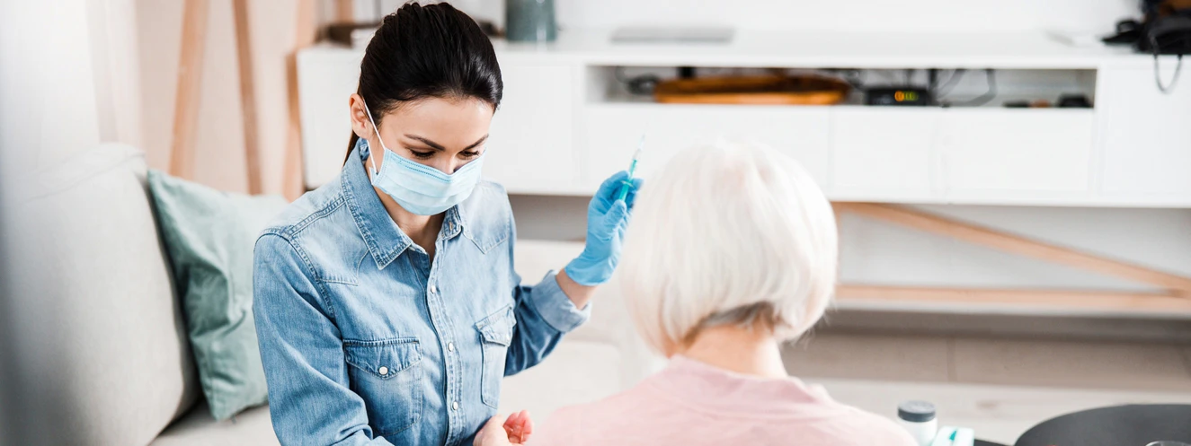 Menschen mit Masken im Alltag
