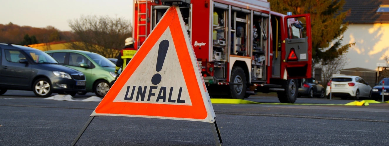 Ein Warndreieck bei einem Unfall