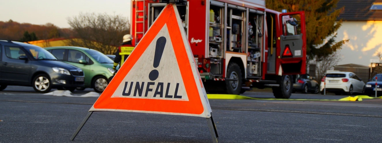 Ein Warndreieck bei einem Unfall
