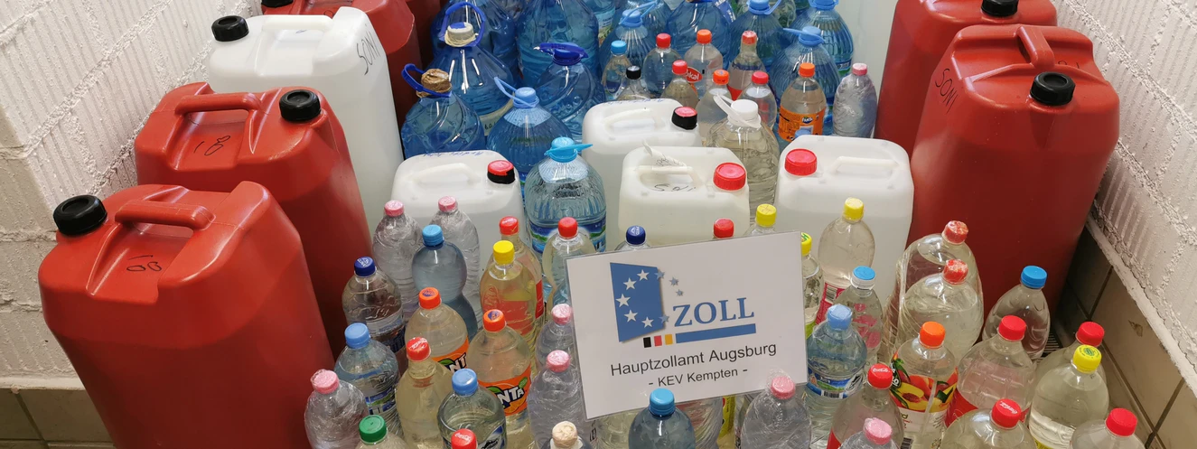 Alkohol in Plastikkanistern — © Hauptzollamt Augsburg