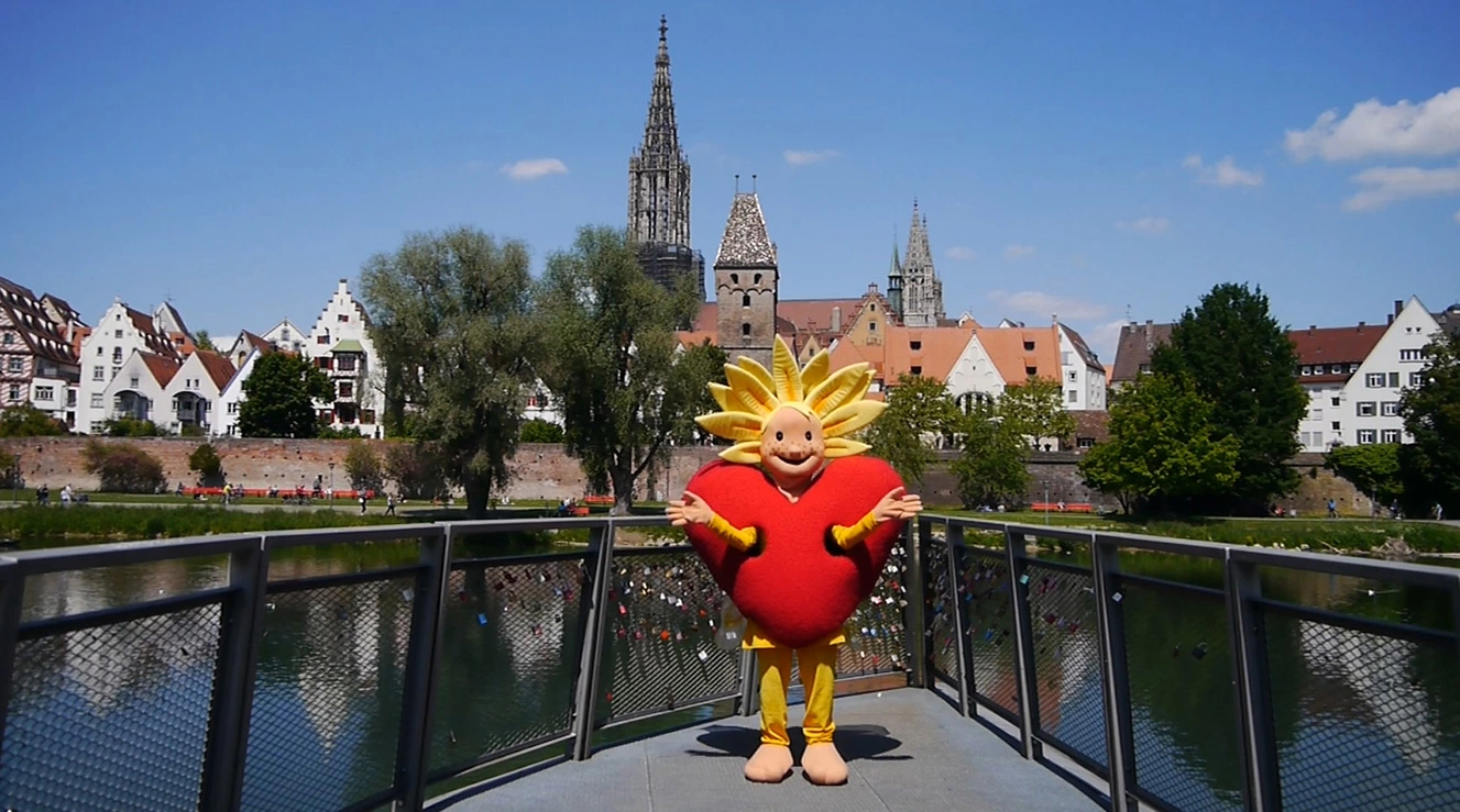 Herzförmige Kinderfigur vor Ulm — © Almut Grote Verlag