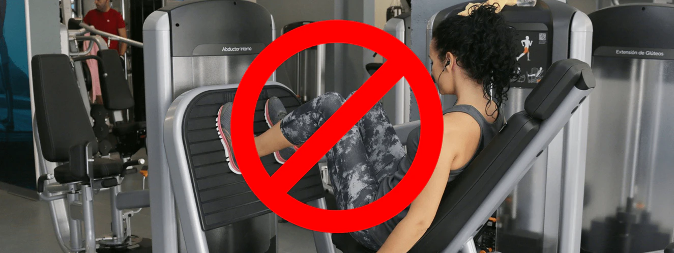 Eine Frau in einem Fitnesstudio