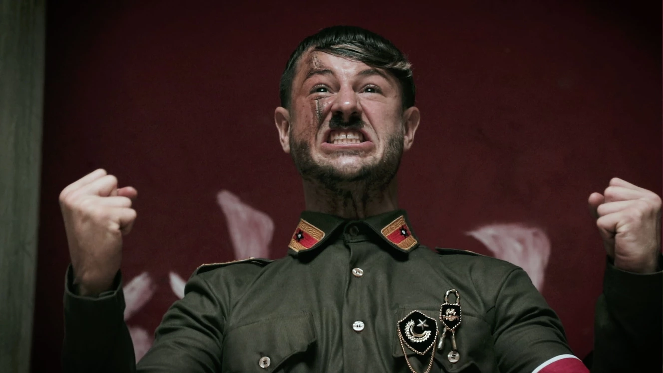 Eine African Kung-Fu Nazis Szene — © Busch Media Group