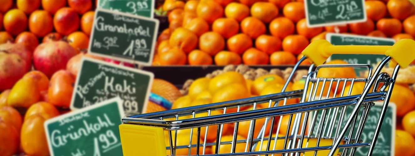 Einkaufswagen im Supermarkt