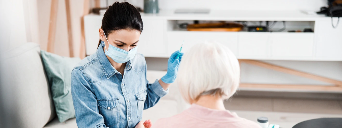 Menschen mit Masken im Alltag