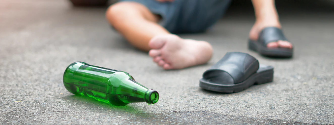 Eine Flasche und Füße