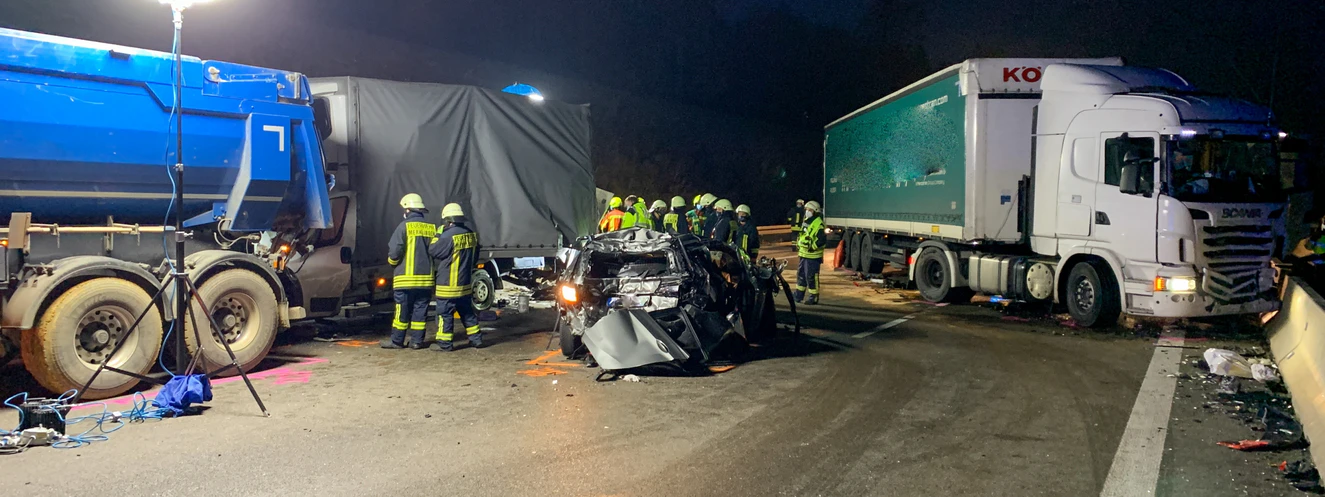 Ein LKW ist auf der A8 auf ein Stauende aufgefahren — © Thomas Heckmann