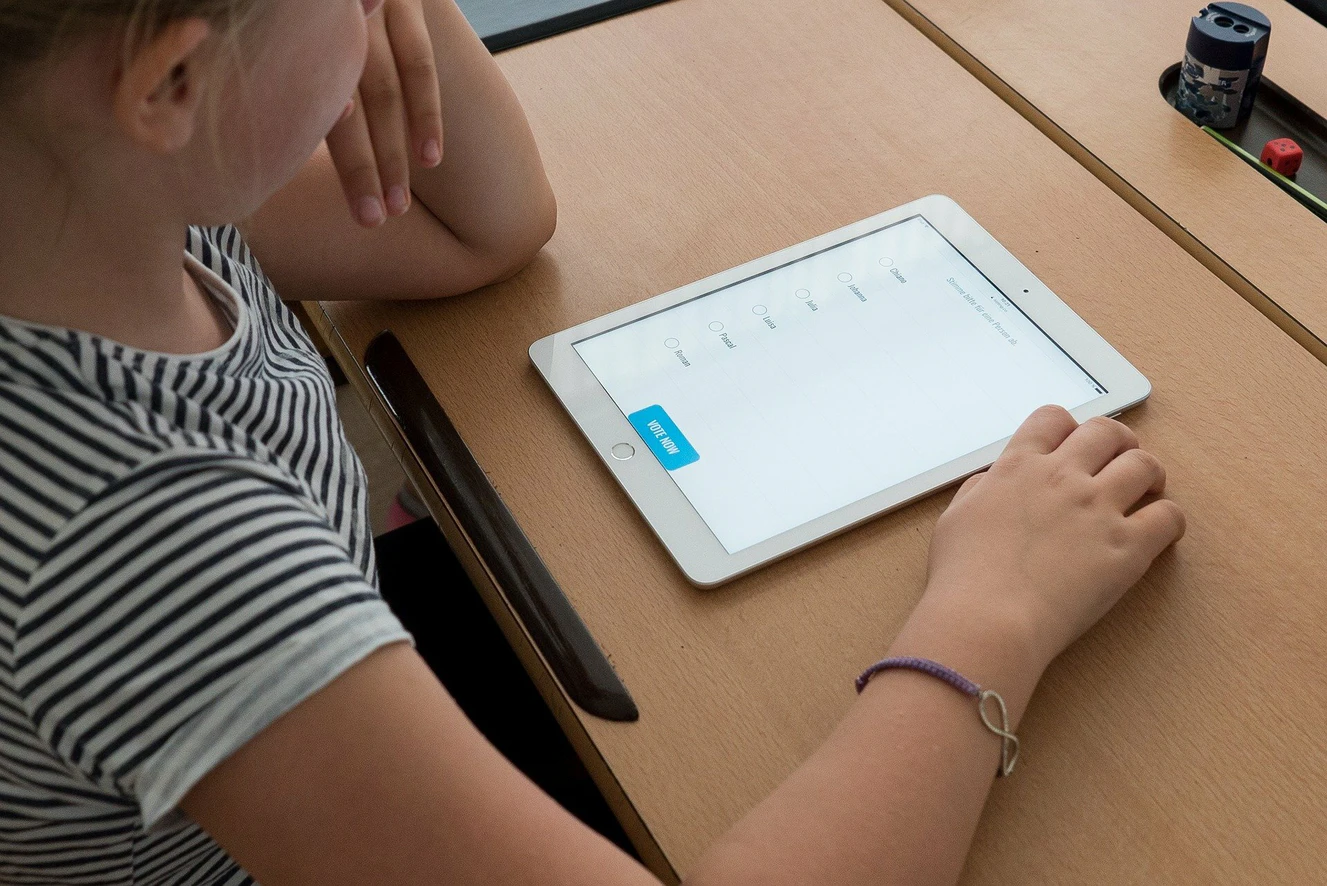 Ein Mädchen füllt ein Quiz auf dem Tablet aus