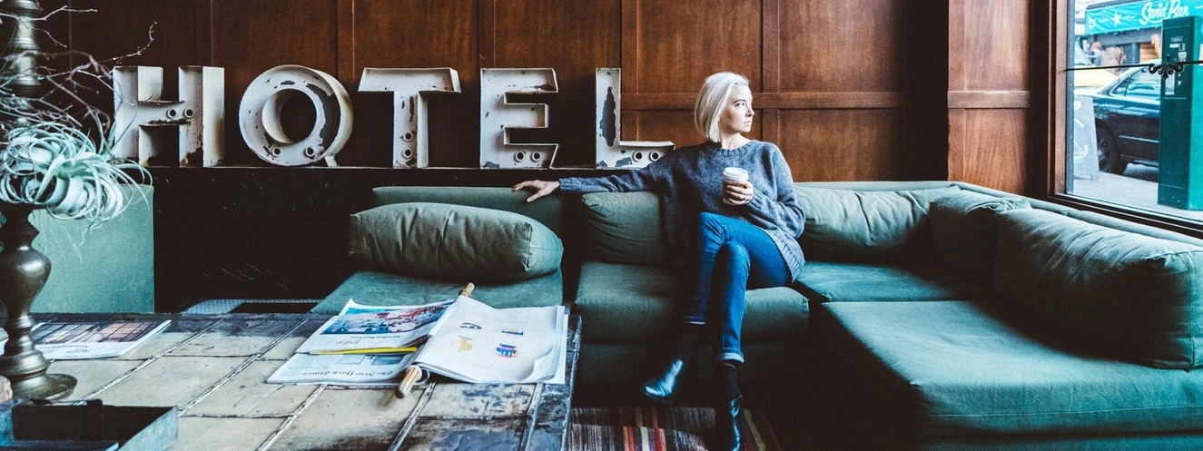 frau in hotel