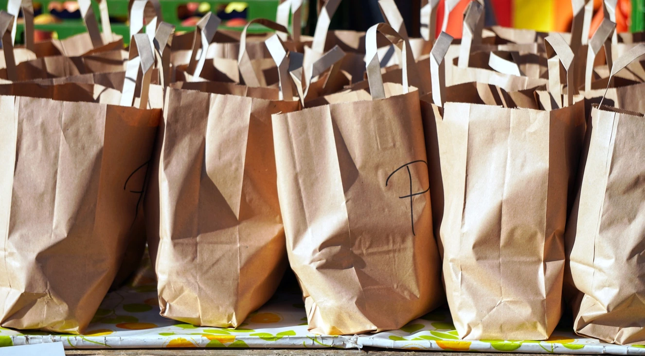 In braunen Papiertüten stecken Lunchpakete