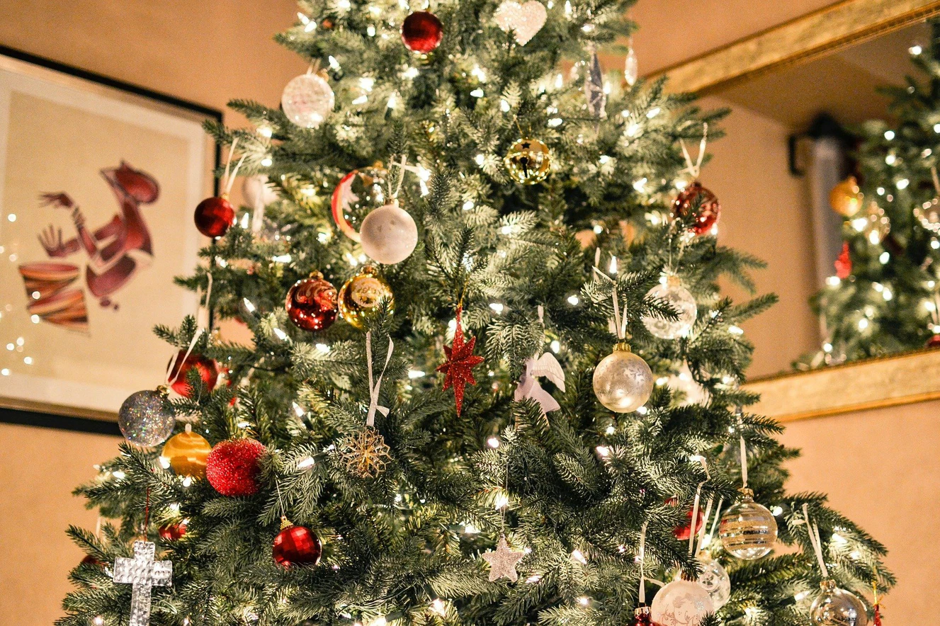 Ein fertig geschmückter Weihnachtsbaum