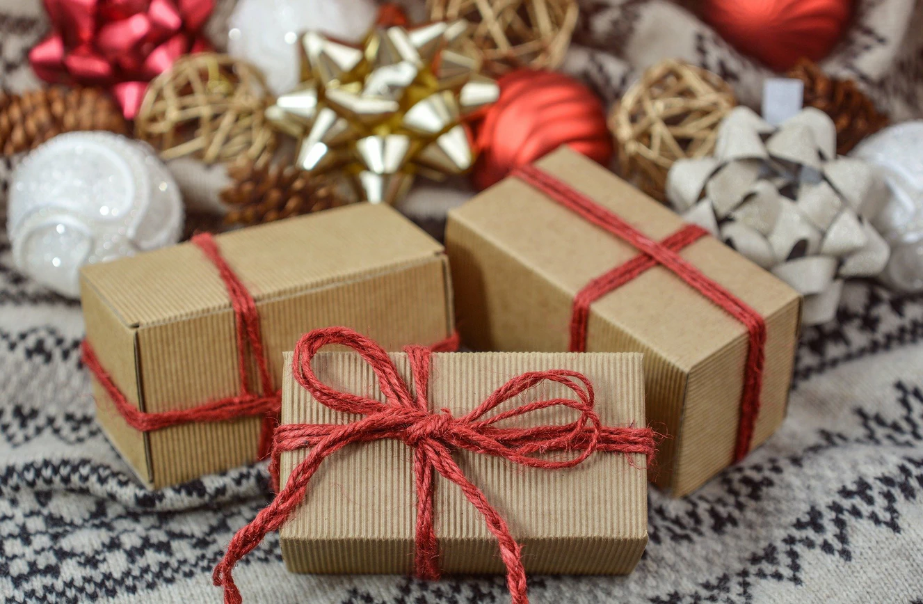 Drei Weihnachtsgeschenke in braunen Geschenkboxen