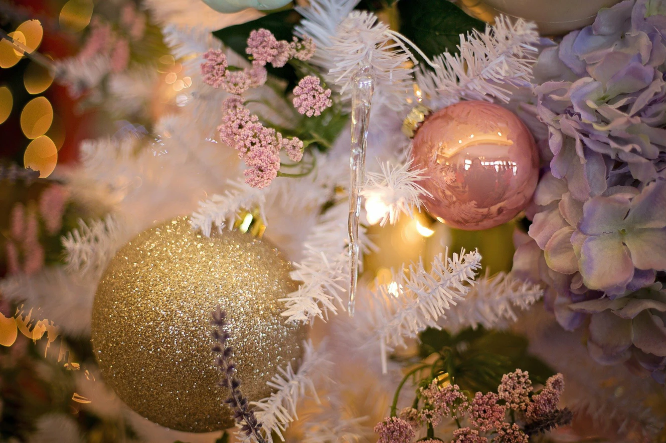 Ein weißer Kunst-Weihnachtsbaum
