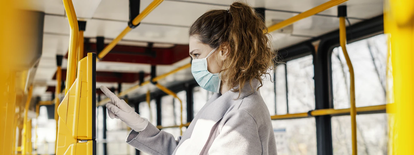 Menschen mit Masken im Alltag