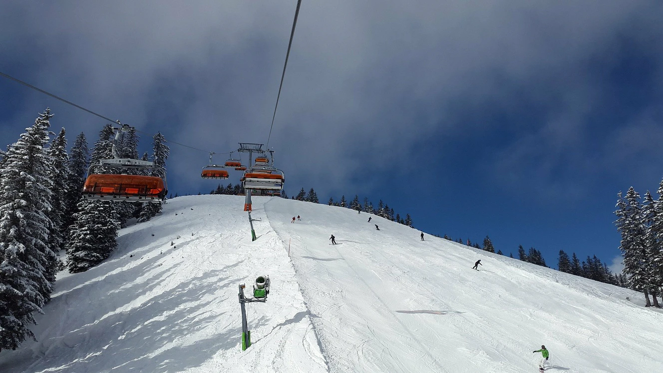 Sessellift mit Skihang