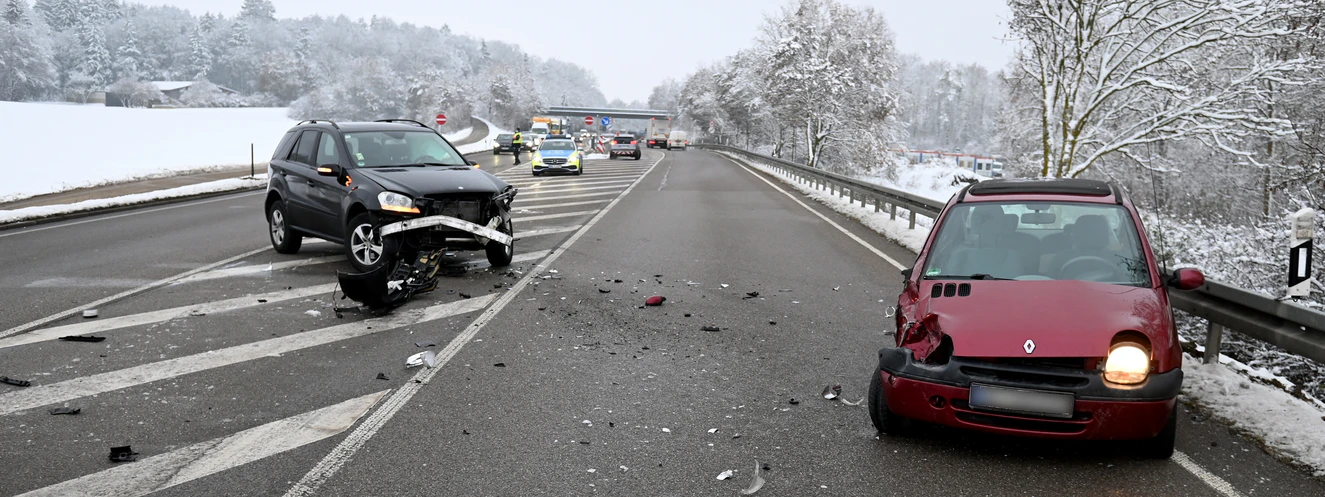 Zwei beschädigte Autos nach einem Zusammenstoß auf der B10 — © Thomas Heckmann