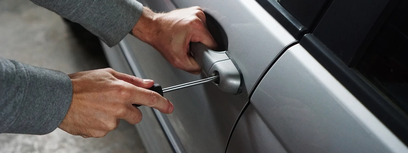 Autoknacker bricht Autotür auf