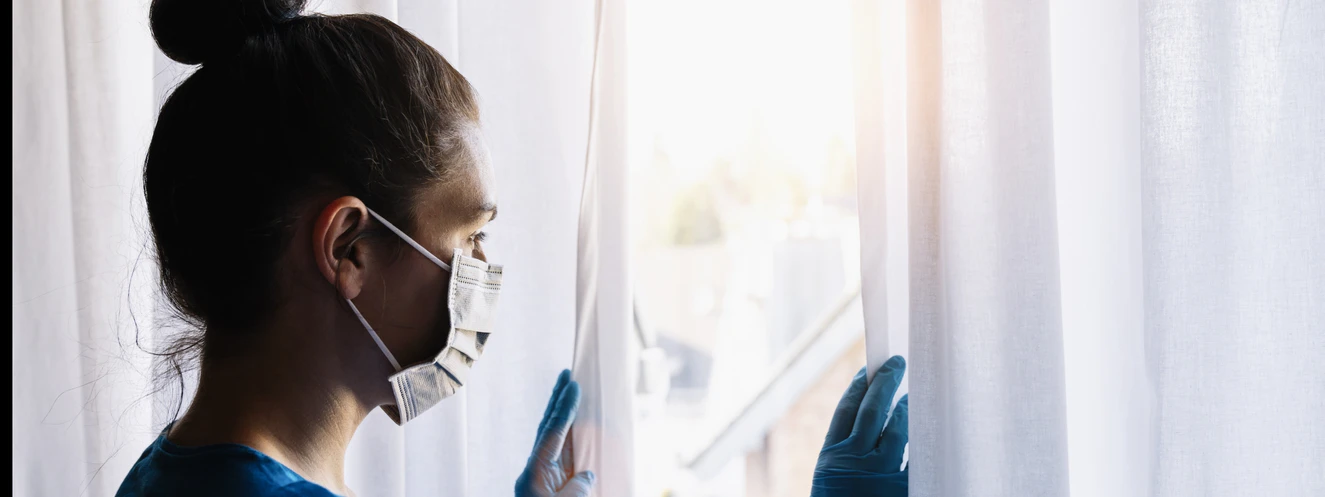 Menschen mit Masken im Alltag