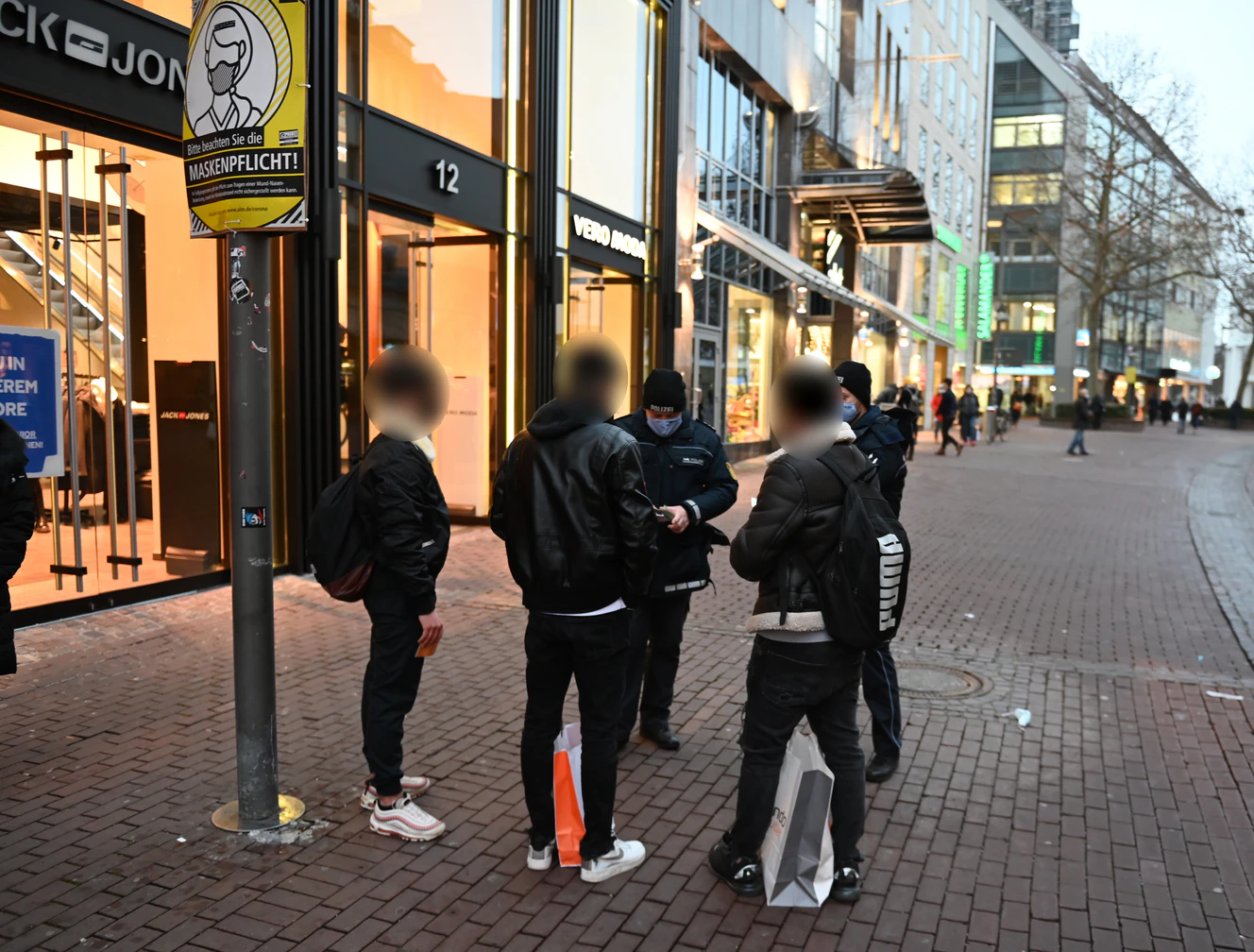 Polizei Kontrolliert Maskenpflicht — © Thomas Heckmann