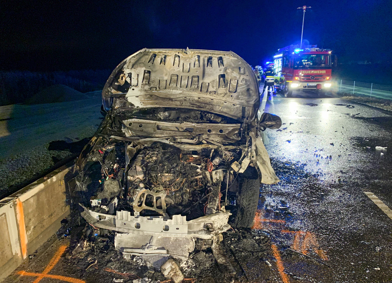Ausgebrannter Kleinbus auf der B 10 — © Thomas Heckmann