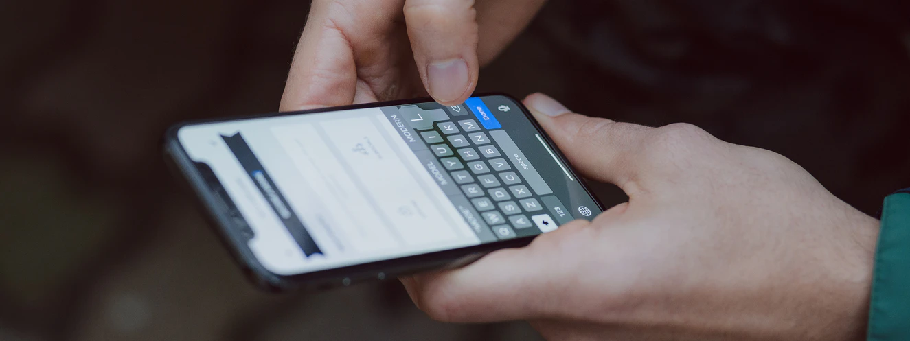 Eine Person hält ihr Handy in der Hand