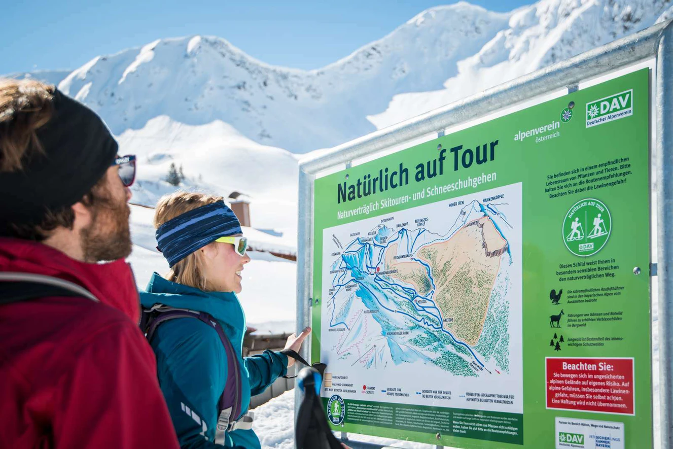 Zwei Personen informieren sich auf einer Wanderkarte über ihre bevorstehende Tour — © DAV/Daniel Hug