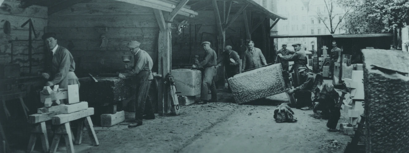 Steinmetze bei der Arbeit in der Münsterbauhütte — © Stadtarchiv Ulm