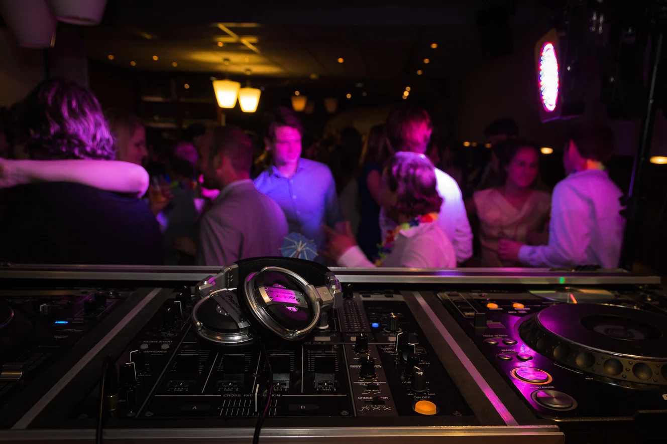 DJ-Pult in einer Disco