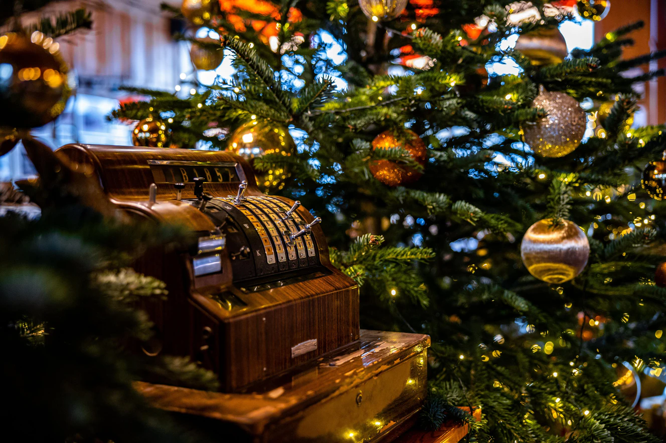 Eine alte Schreibmaschine steht vor einem Weihnachtsbaum