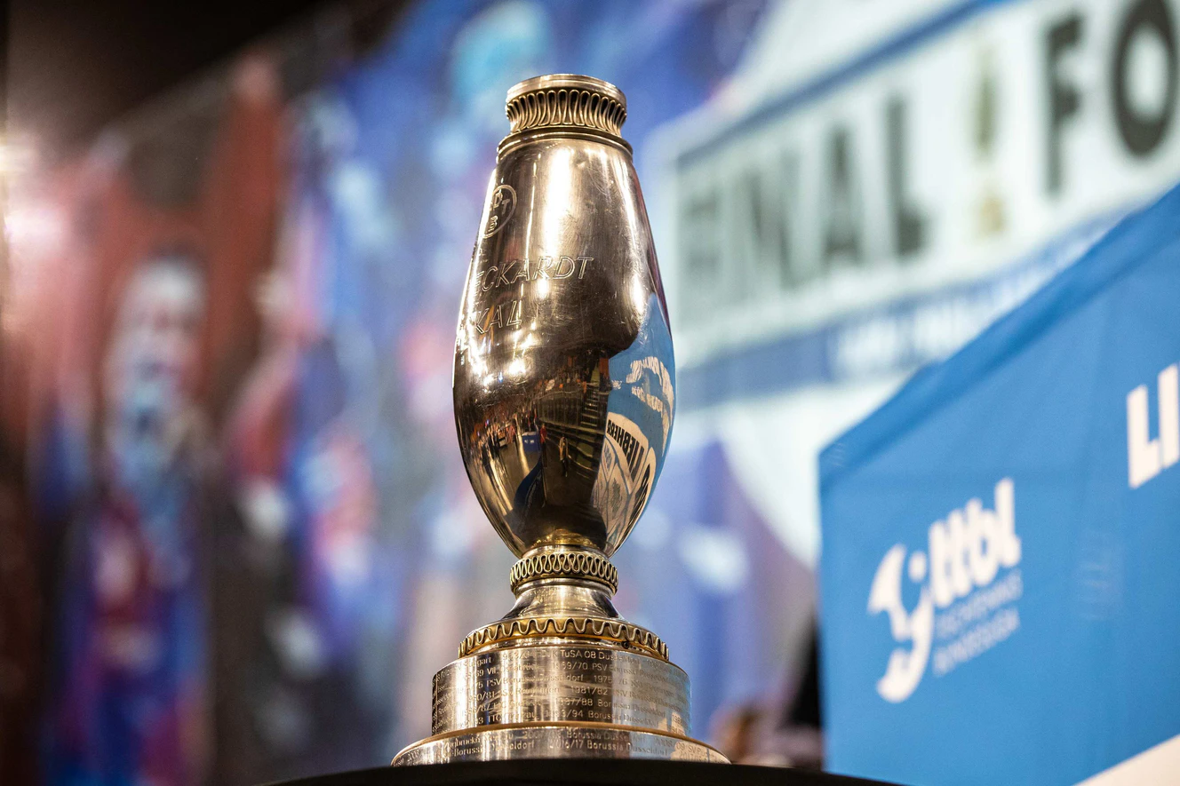 Der goldene Tischtennis-Pokal — © BeLa Sportfoto
