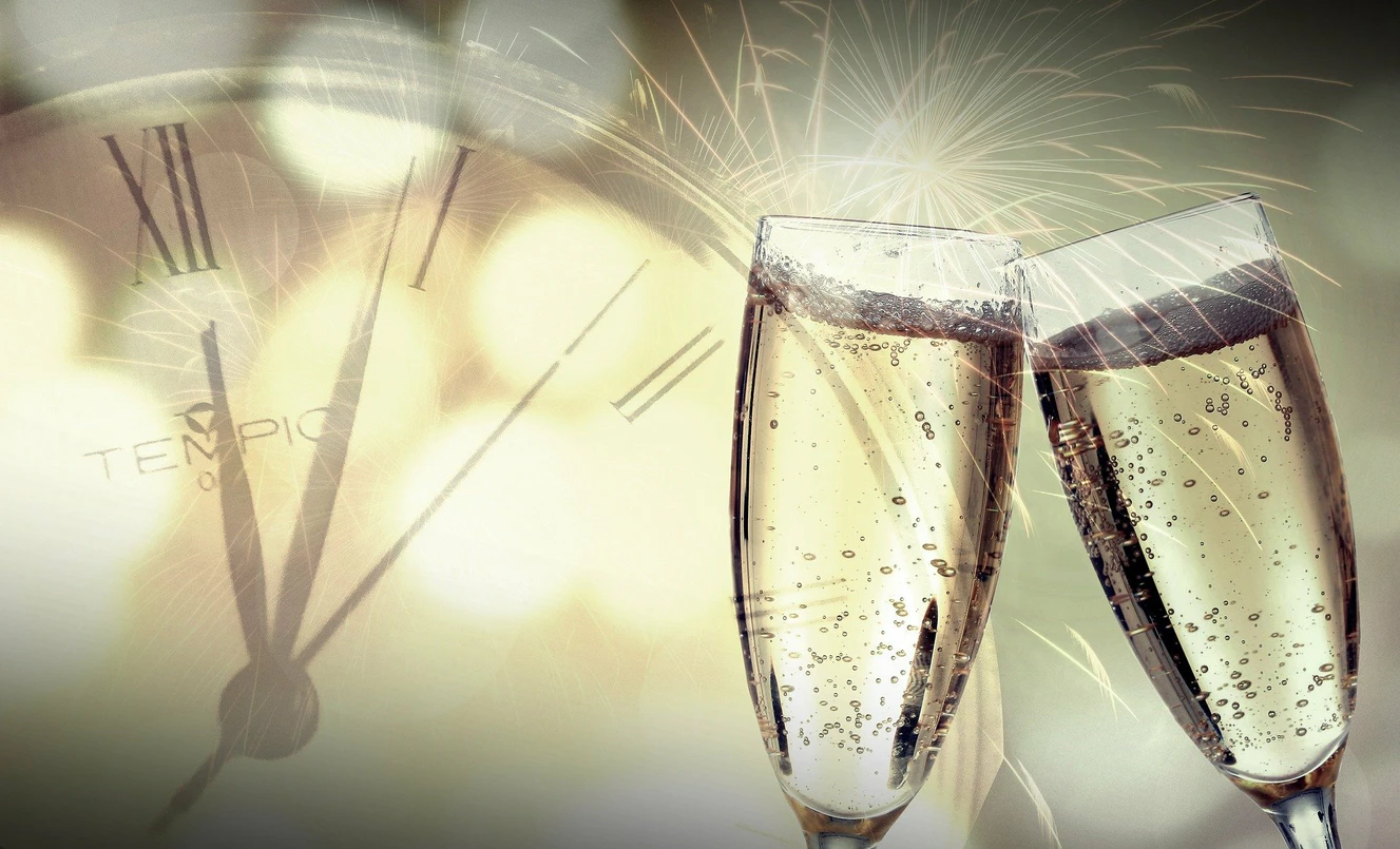 Zwei Gläser Sekt stoßen nach Mitternacht an