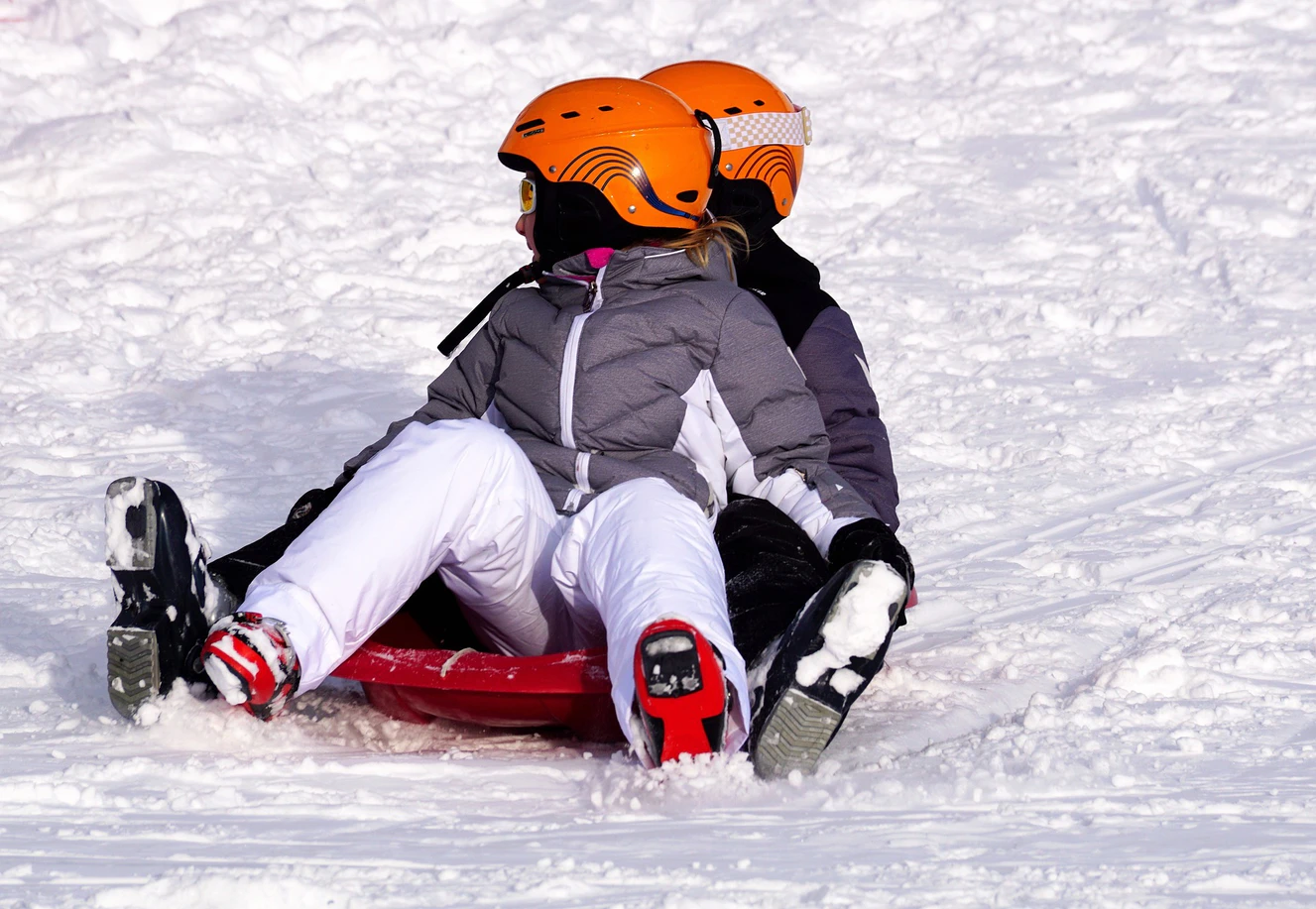 Zwei Schlittenfahrer mit Helm