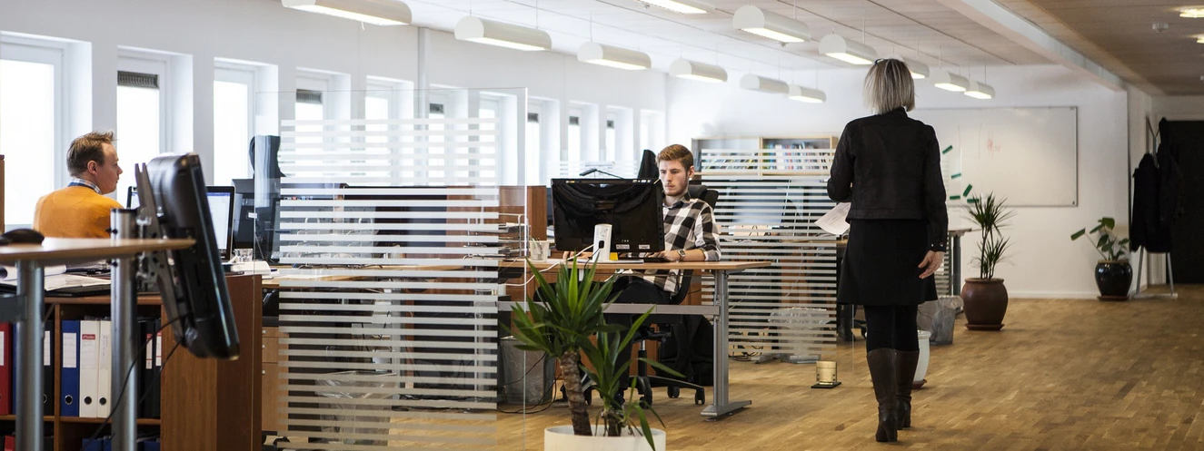 Arbeiter in einem Büroraum